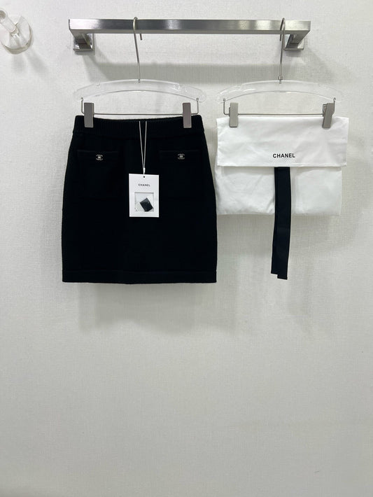 Button-fastening wool skirt