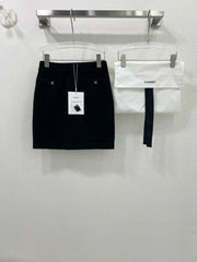 Button-fastening wool skirt