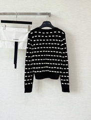 Knot-patterned long-sleeved knit sweater