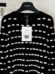 Knot-patterned long-sleeved knit sweater