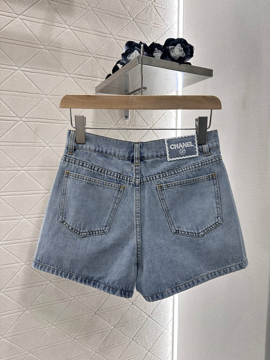 Camellia embroidered denim shorts