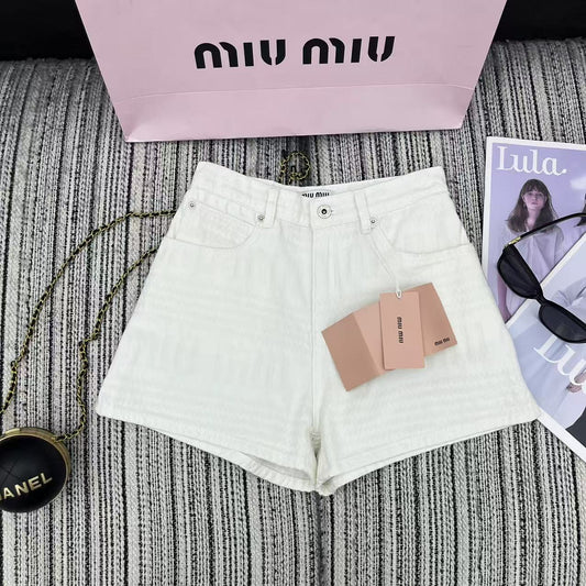 Pure white simple shorts