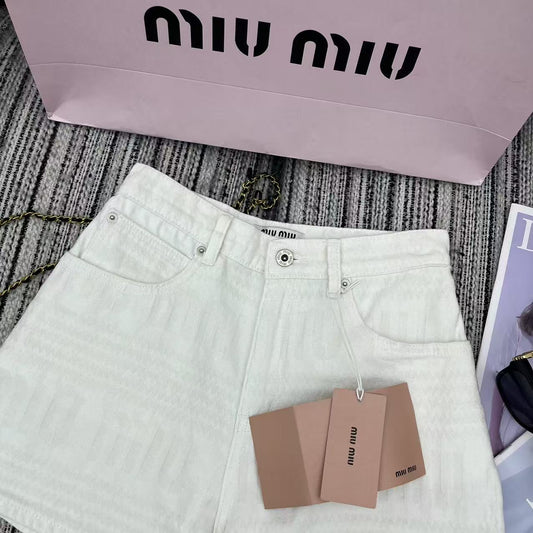 Pure white simple shorts