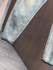 Light-colored denim 9-point pants