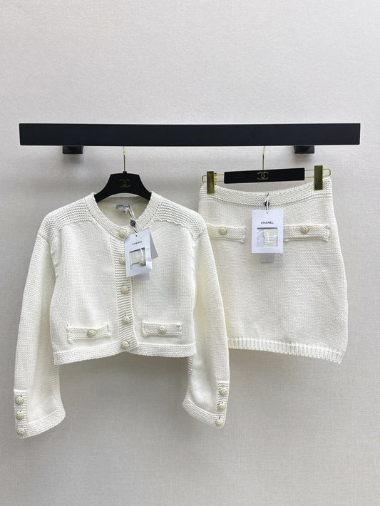 Temperamental knitted suit