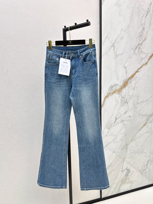 Versatile, minimalist, casual flared jeans.