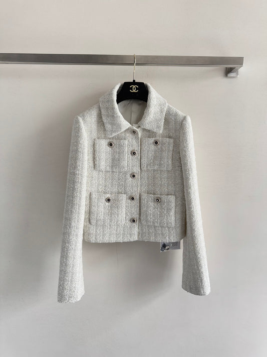 Gentle and feminine tweed coat