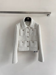 Gentle and feminine tweed coat