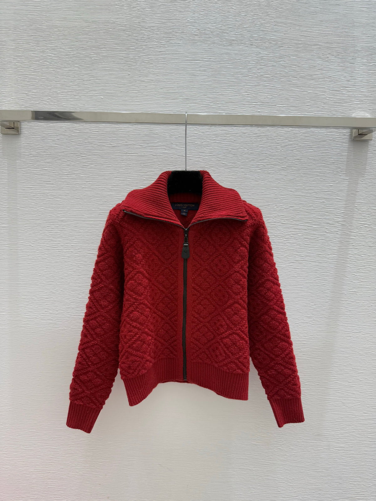 Red collared knit long-sleeved cardigan