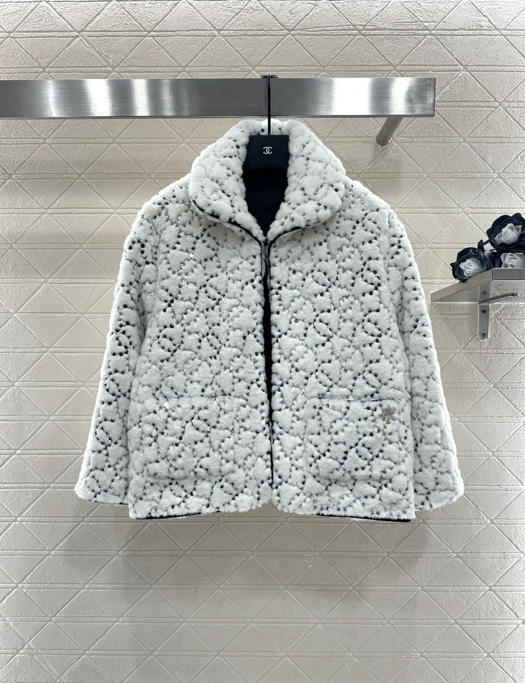 Short, single-breasted coat with a turn-down collar and fur trim