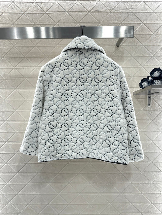 Short, single-breasted coat with a turn-down collar and fur trim