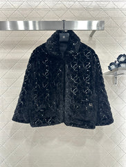 Short, single-breasted coat with a turn-down collar and fur trim