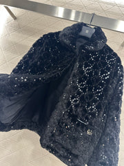 Short, single-breasted coat with a turn-down collar and fur trim