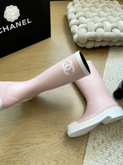 Seamless rain boots