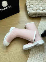Seamless rain boots