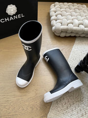Seamless rain boots