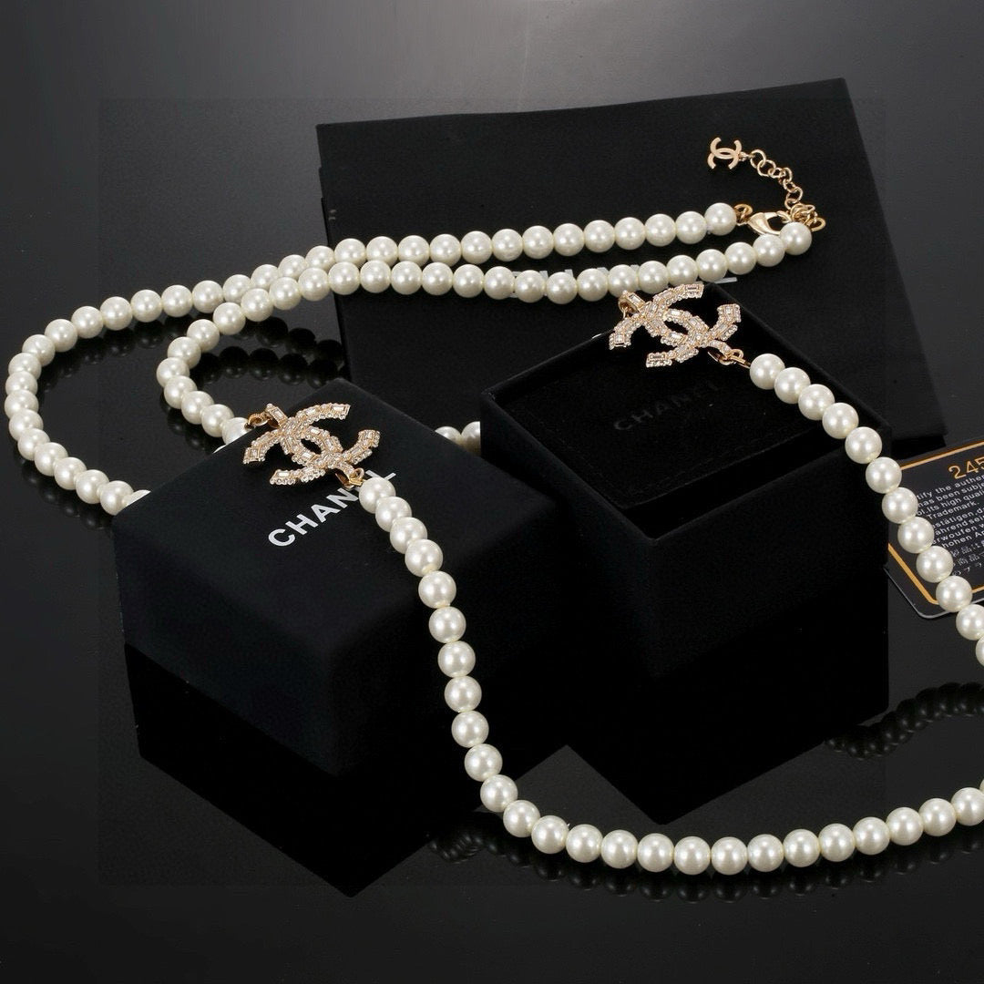 Sweater Pearl Necklace