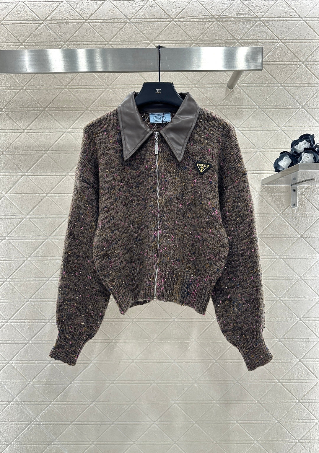 Leather-trimmed lapel knit zip-up jacket.