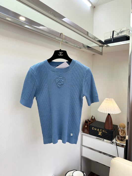 Lightweight and slimming round neck short-sleeved knitwear