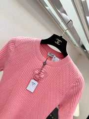 Lightweight and slimming round neck short-sleeved knitwear