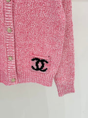 cardigan with small pockets at the hem