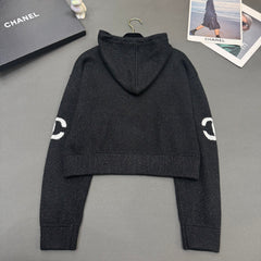 Heavy-duty beaded and sequined V-neck knit long-sleeved top