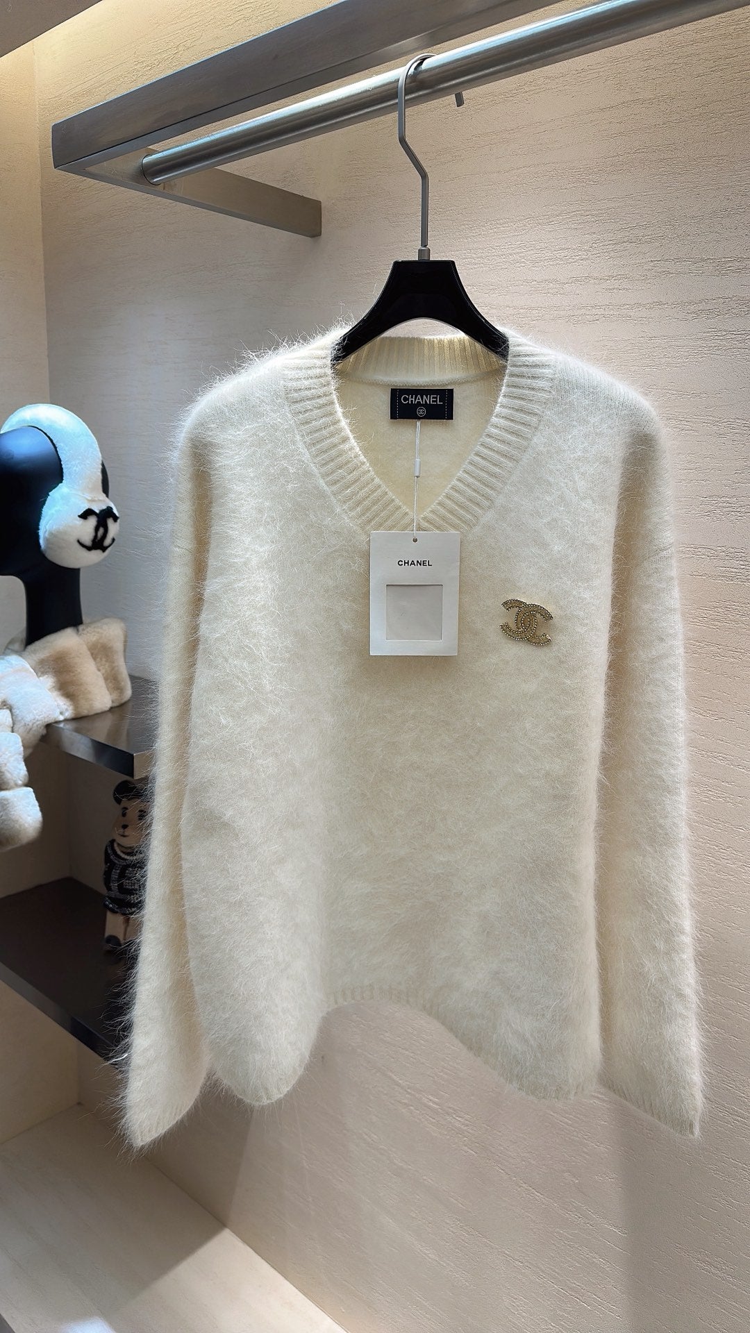 Sheep wool V-neck sweater