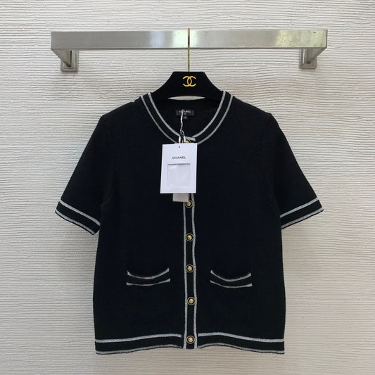Gold-trimmed round neck short-sleeved knit cardigan