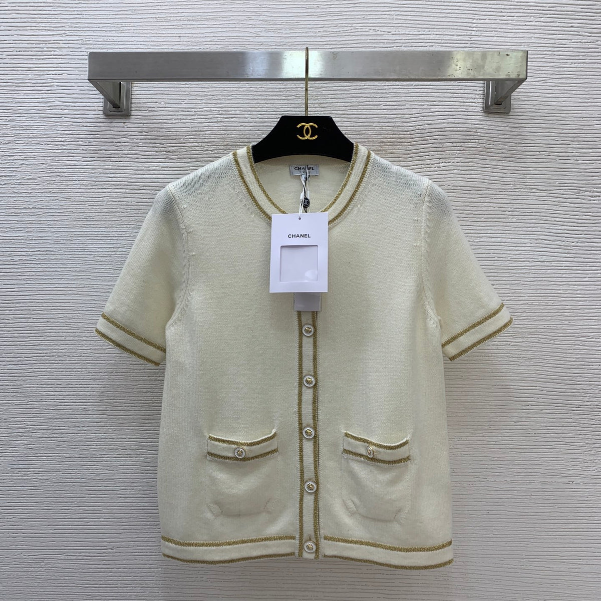Gold-trimmed round neck short-sleeved knit cardigan