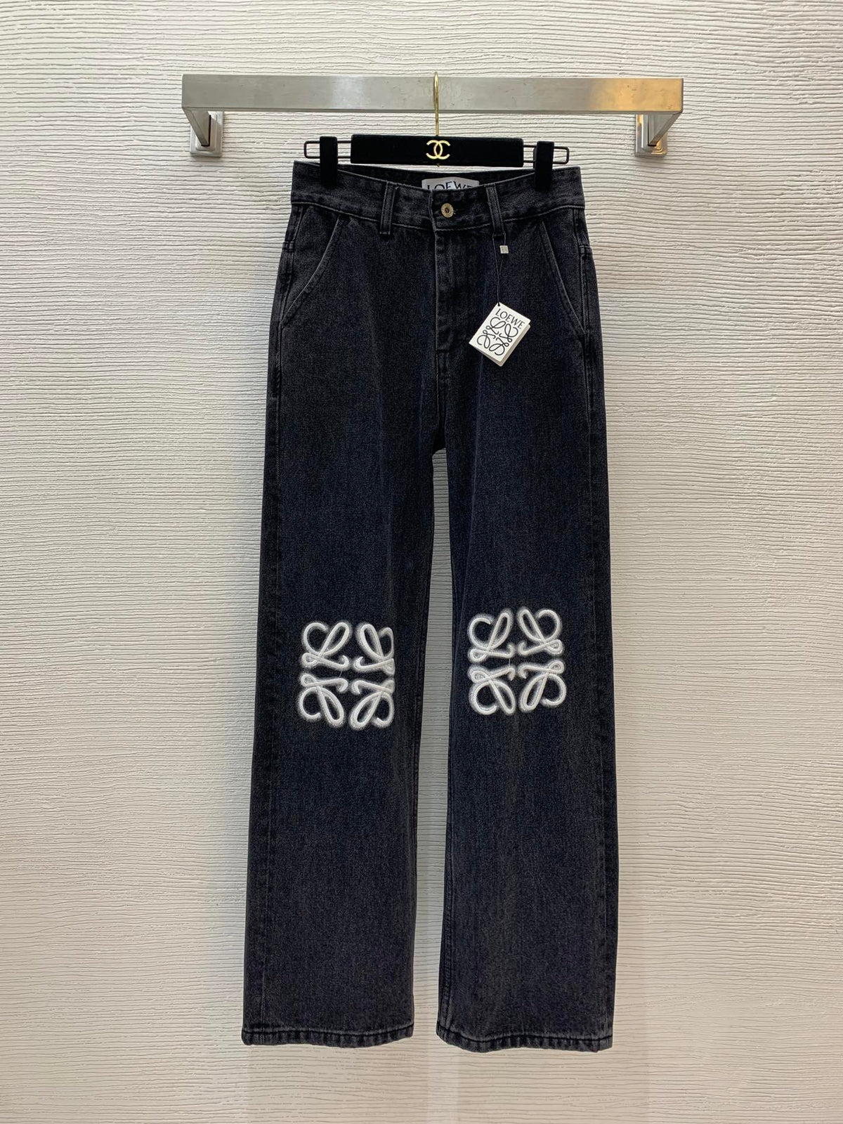 Straight-leg jeans with embroidered knees