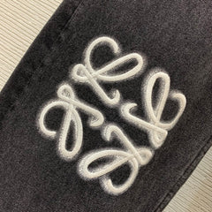 Straight-leg jeans with embroidered knees