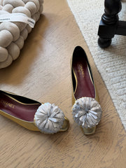 Camellia-patterned flats