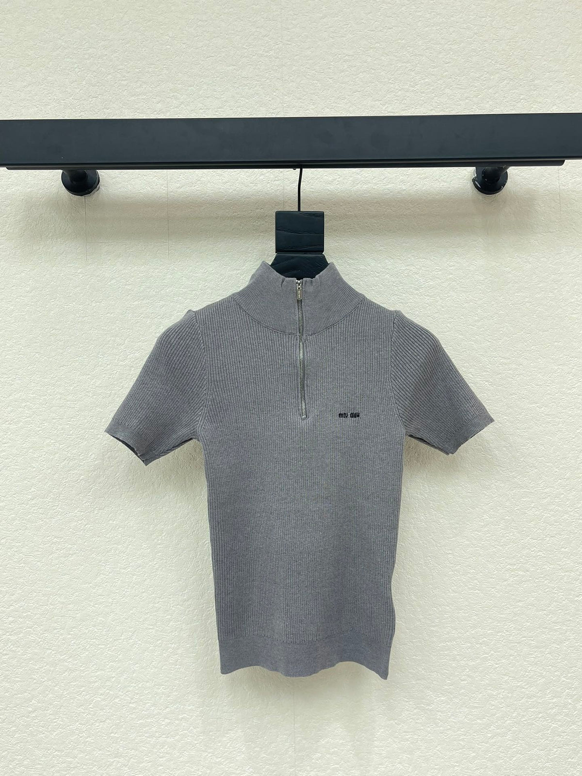 Half-zip stand-up collar knit short-sleeved top