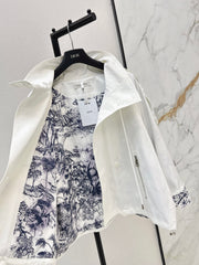 Loose-fitting trench coat