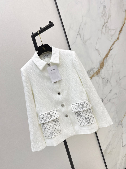 Mid-length double-pocket lapel coat