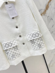 Mid-length double-pocket lapel coat