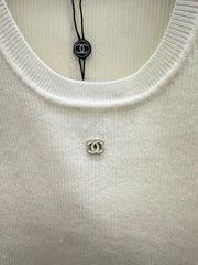 Stylish and elegant knitted vest