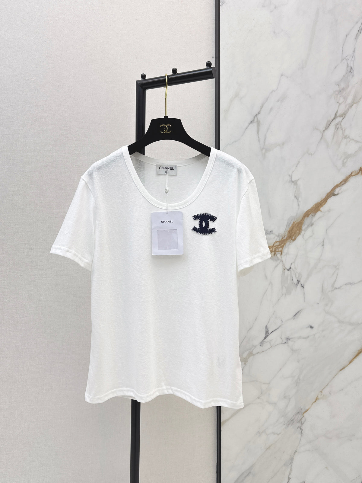 White crew neck short-sleeved T-shirt