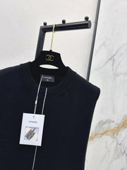 Color-blocked V-neck knit vest