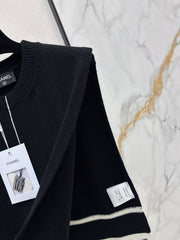 Color-blocked V-neck knit vest