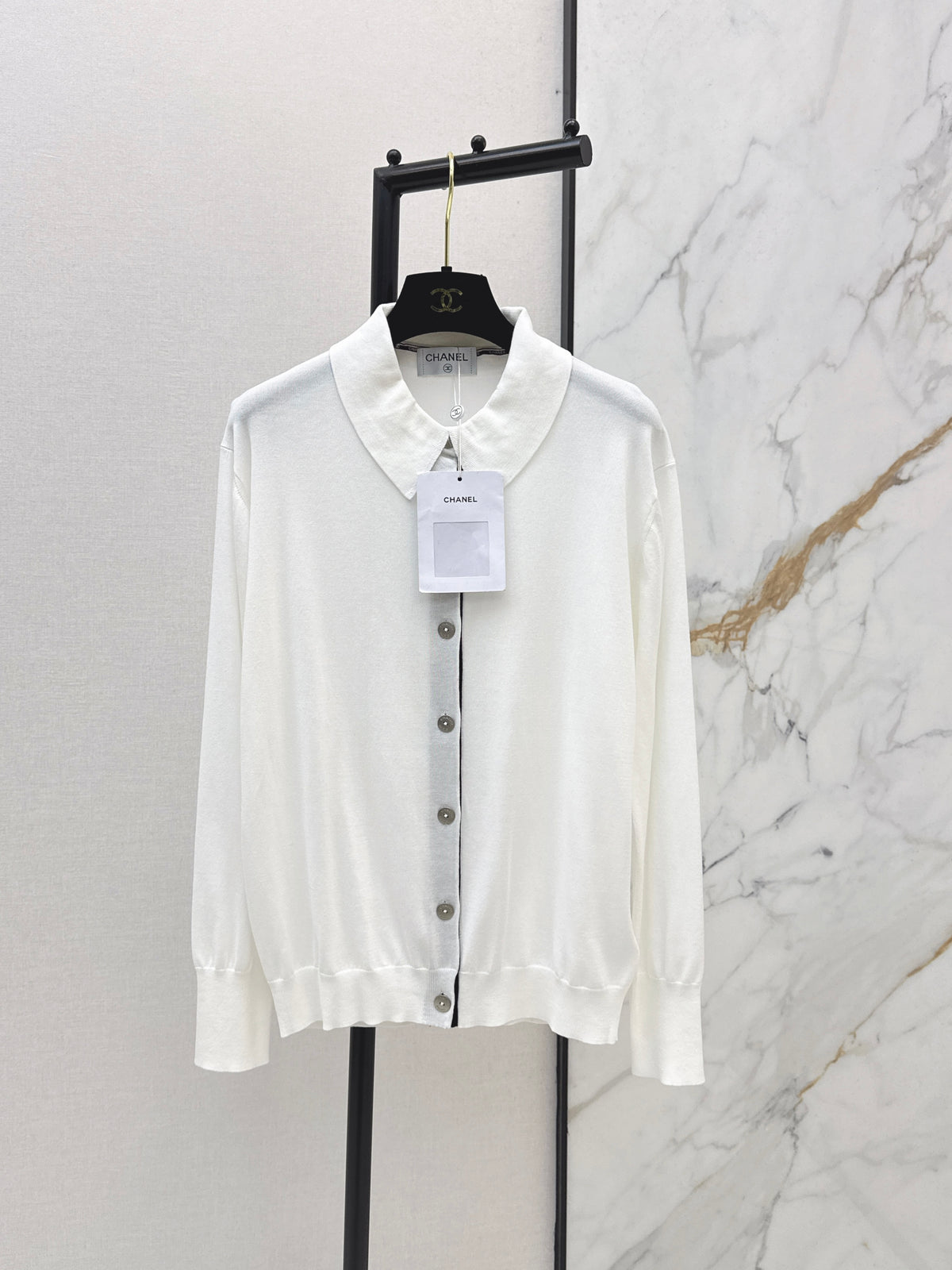 Color-blocked placket design with a turn-down collar