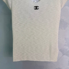 V-neck knit short-sleeved top