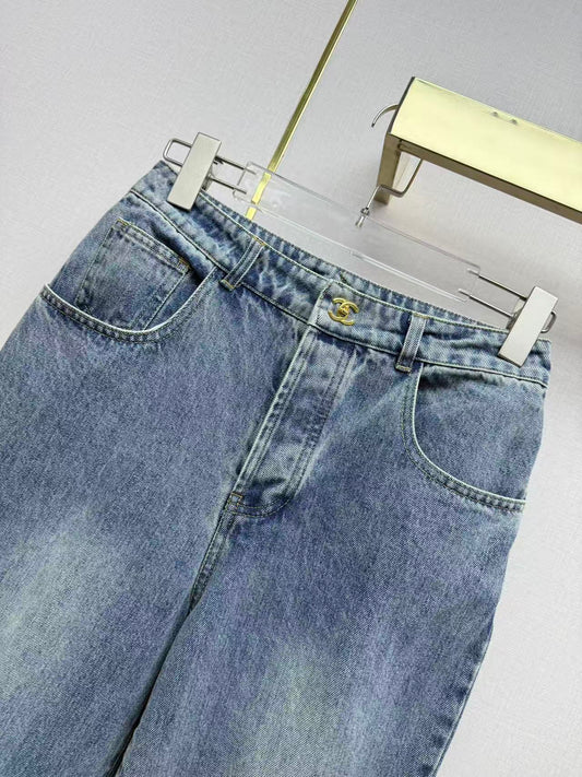 Straight-leg jeans with gold buttons