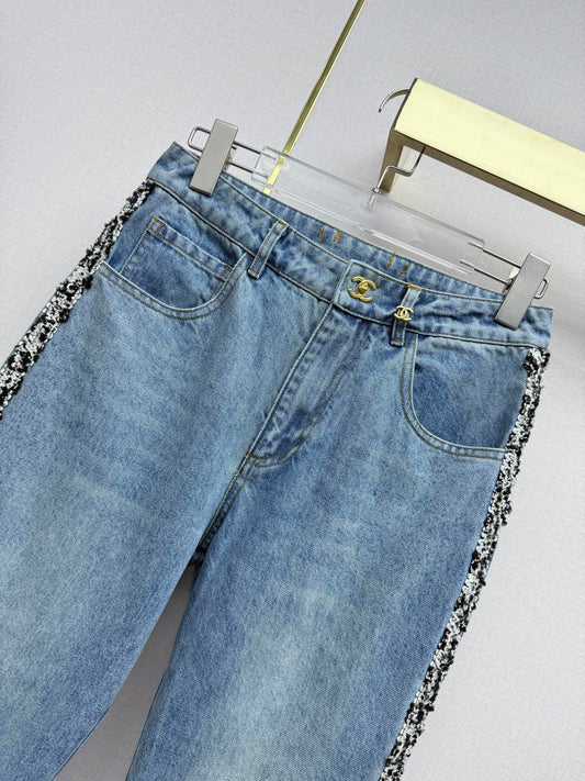 Straight-leg jeans with gold buttons