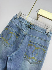 Straight-leg jeans with gold buttons