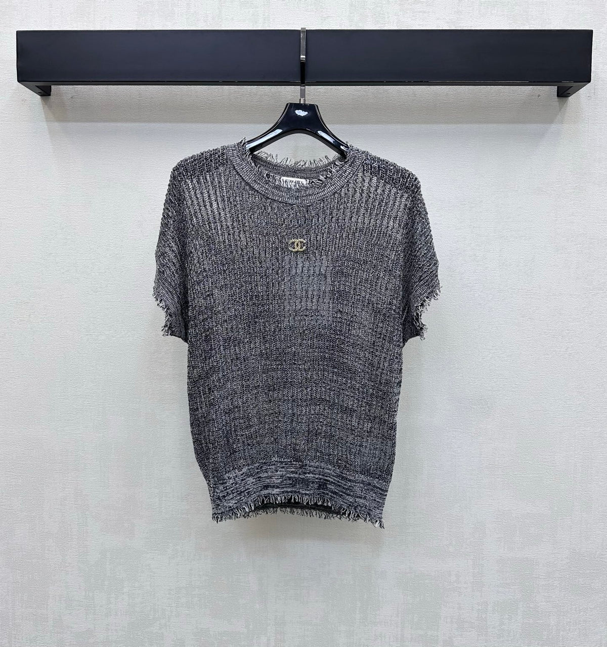 Raw-edged short-sleeved knit top