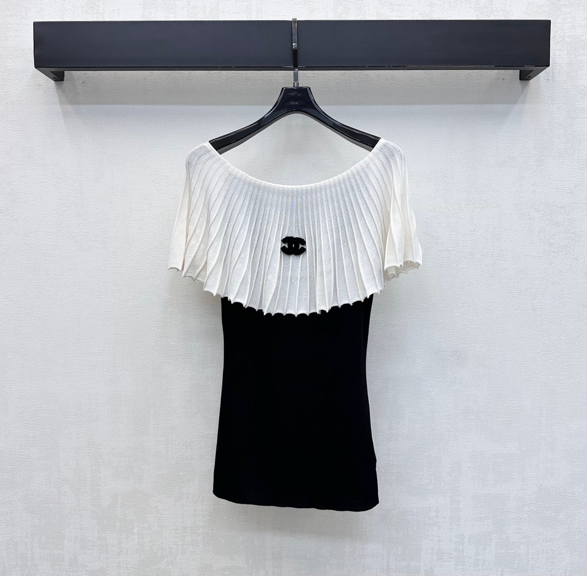 Black and white color-blocked knitwear