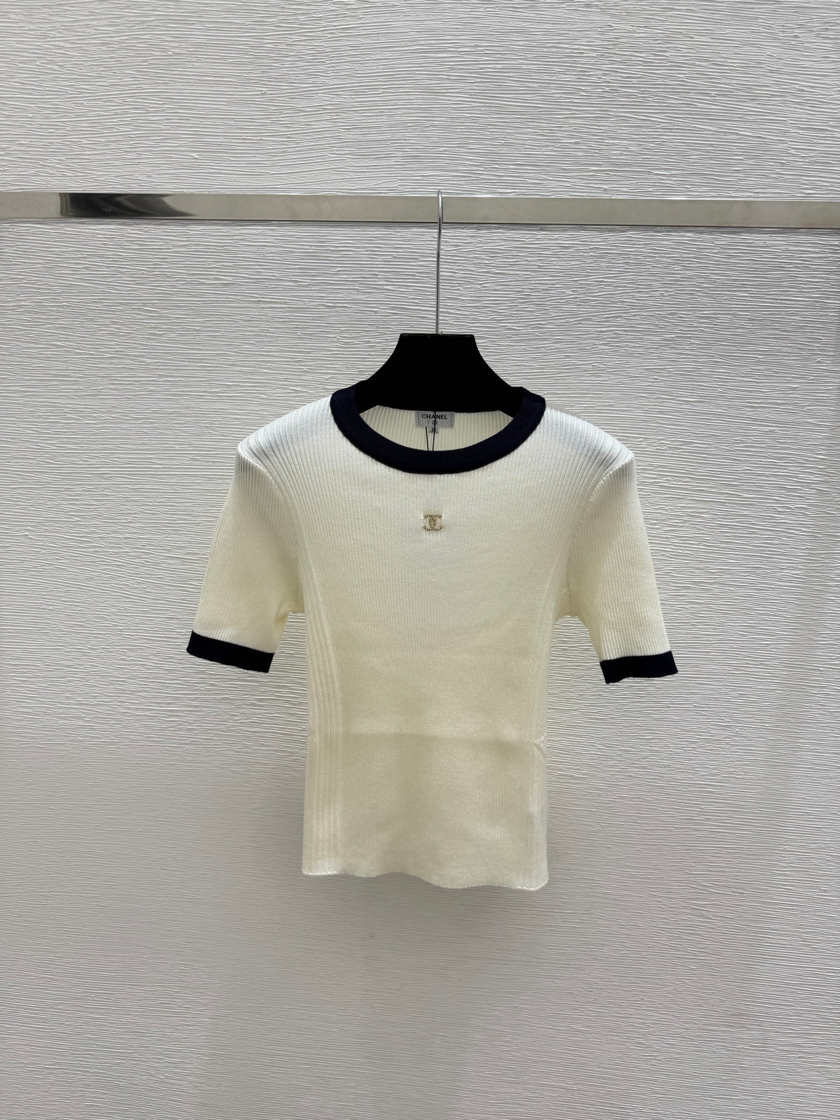 Color-blocked minimalist round neck knit short-sleeved top