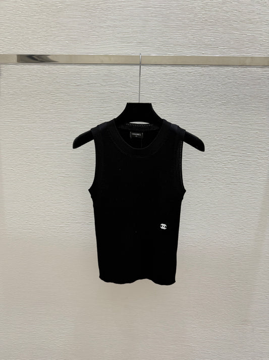 Solid color simple round neck knitted vest
