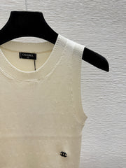 Solid color simple round neck knitted vest